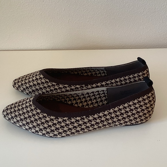 Journee Collection Stylish Houndstooth Flats - Picture 2 of 7